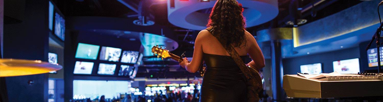 Live entertainment, woman with guitar